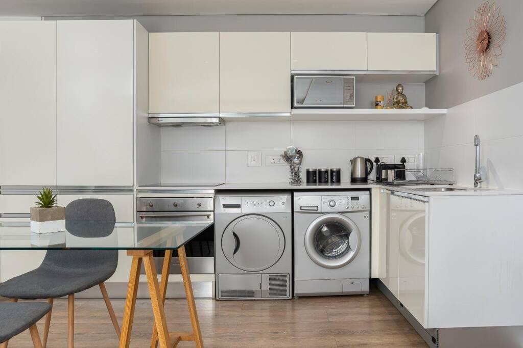 Fully Furnish One Bedroom Apt Greenpoint Capetown. * Le Cap
